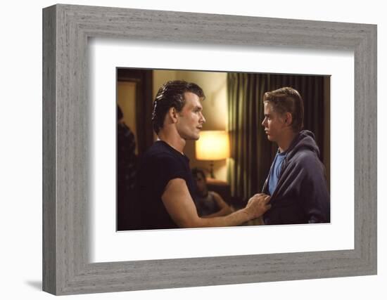 THE OUTSIDERS, 1982 directed by FRANCIS FORD COPPOLA Patrick Swayze and Thomas C. Howell (photo)-null-Framed Photo