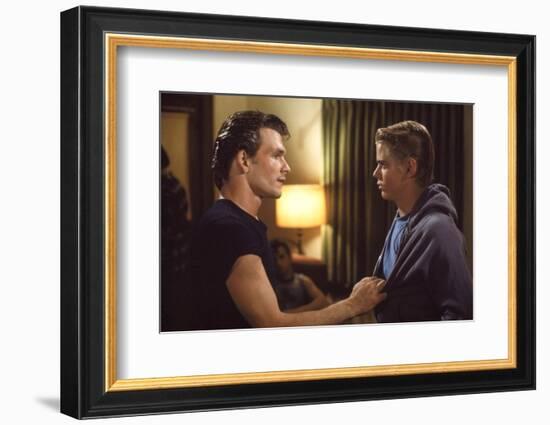 THE OUTSIDERS, 1982 directed by FRANCIS FORD COPPOLA Patrick Swayze and Thomas C. Howell (photo)-null-Framed Photo