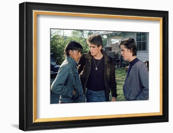 THE OUTSIDERS, 1982 directed by FRANCIS FORD COPPOLA Ralph Macchio, Matt Dillon andThomas C. Howell-null-Framed Photo