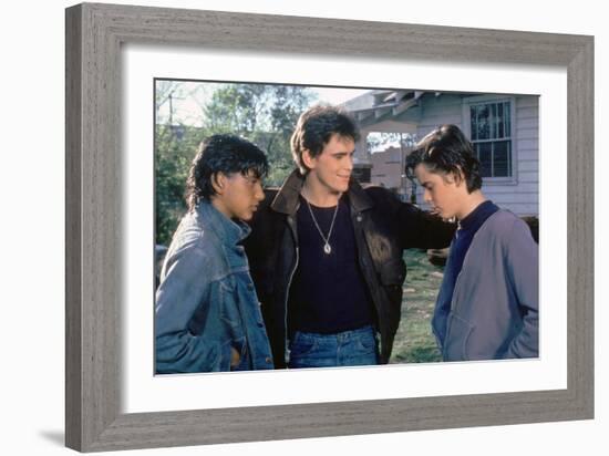 THE OUTSIDERS, 1982 directed by FRANCIS FORD COPPOLA Ralph Macchio, Matt Dillon andThomas C. Howell-null-Framed Photo