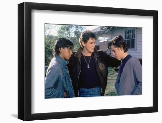 THE OUTSIDERS, 1982 directed by FRANCIS FORD COPPOLA Ralph Macchio, Matt Dillon andThomas C. Howell-null-Framed Photo