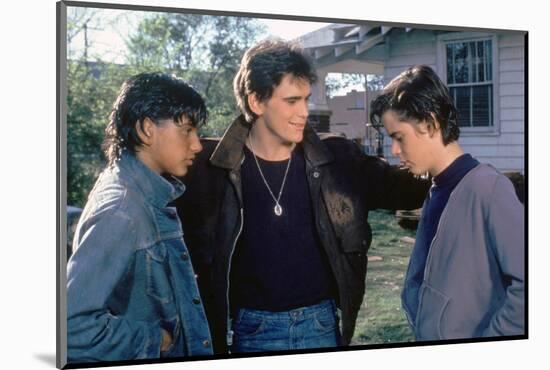 THE OUTSIDERS, 1982 directed by FRANCIS FORD COPPOLA Ralph Macchio, Matt Dillon andThomas C. Howell-null-Mounted Photo