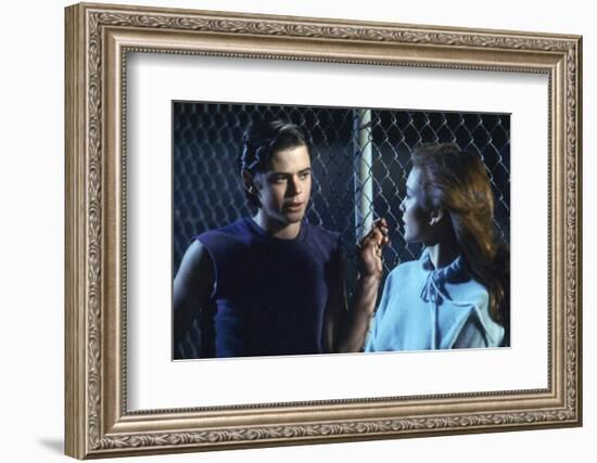 THE OUTSIDERS, 1982 directed by FRANCIS FORD COPPOLA Thomas C. Howell and Diane Lane (photo)-null-Framed Photo