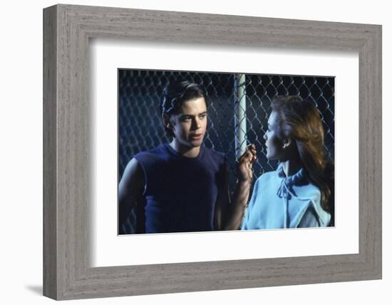 THE OUTSIDERS, 1982 directed by FRANCIS FORD COPPOLA Thomas C. Howell and Diane Lane (photo)-null-Framed Photo