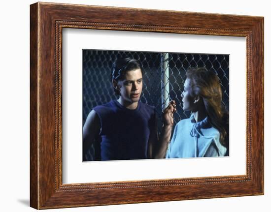 THE OUTSIDERS, 1982 directed by FRANCIS FORD COPPOLA Thomas C. Howell and Diane Lane (photo)-null-Framed Photo