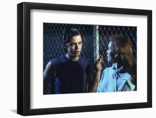 THE OUTSIDERS, 1982 directed by FRANCIS FORD COPPOLA Thomas C. Howell and Diane Lane (photo)-null-Framed Photo