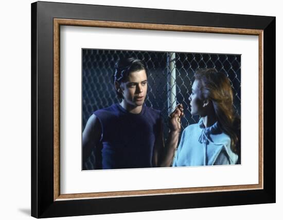 THE OUTSIDERS, 1982 directed by FRANCIS FORD COPPOLA Thomas C. Howell and Diane Lane (photo)-null-Framed Photo