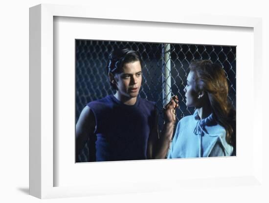 THE OUTSIDERS, 1982 directed by FRANCIS FORD COPPOLA Thomas C. Howell and Diane Lane (photo)-null-Framed Photo