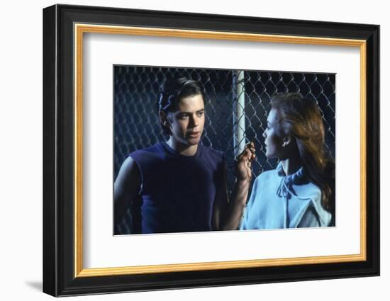 THE OUTSIDERS, 1982 directed by FRANCIS FORD COPPOLA Thomas C. Howell and Diane Lane (photo)-null-Framed Photo