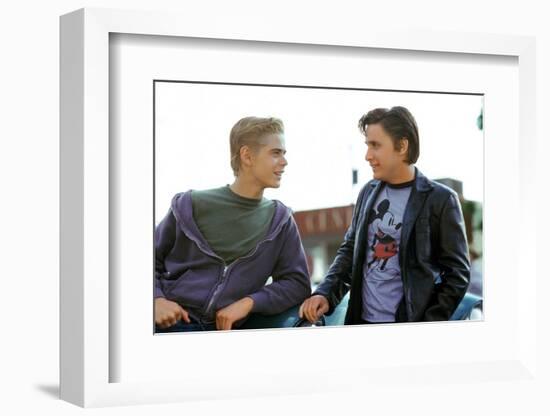 THE OUTSIDERS, 1982 directed by FRANCIS FORD COPPOLA Thomas C. Howell and Emilio Estevez (photo)-null-Framed Photo