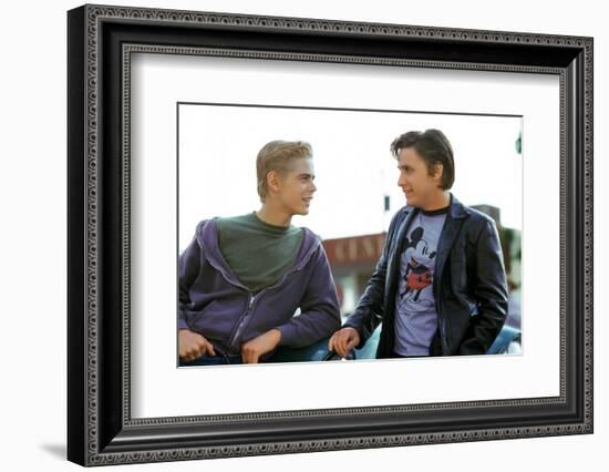 THE OUTSIDERS, 1982 directed by FRANCIS FORD COPPOLA Thomas C. Howell and Emilio Estevez (photo)-null-Framed Photo