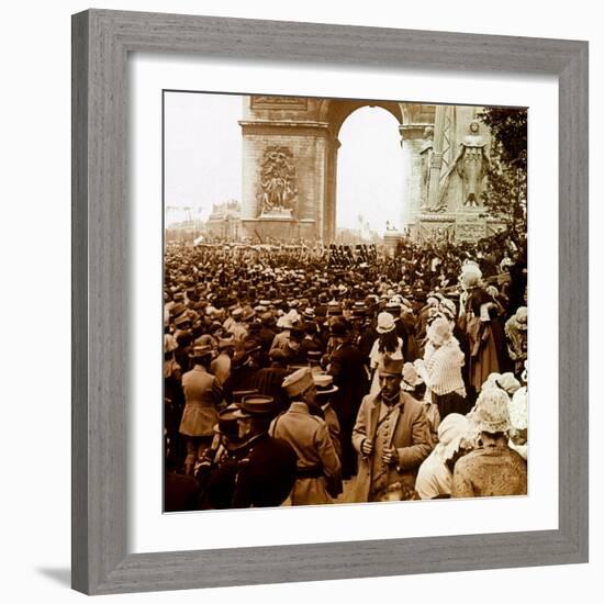 The Parisian Population on the Day of Victory in 1919, First World War (Stereoscopic Glass Plate)-Anonymous Anonymous-Framed Giclee Print