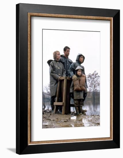 The River by Mark Rydell with Mel Gibson and Sissy Spacek, 1984 (photo)-null-Framed Photo