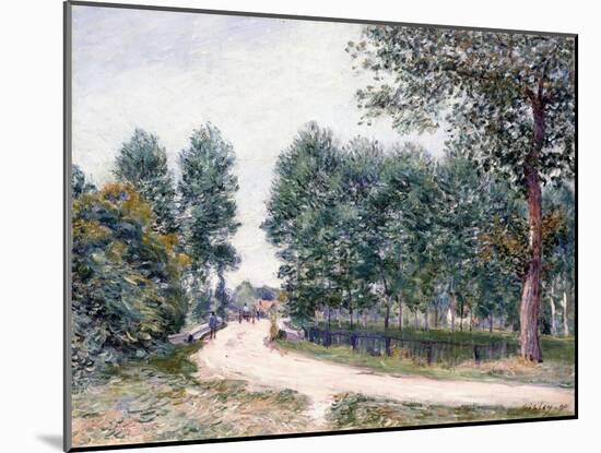 The Road of Saint-Mammes - In the morning (Le Chemin de Saint-Mammes - Le matin). 1890-Alfred Sisley-Mounted Giclee Print