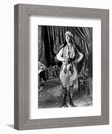 THE SHEIK, Rudolph Valentino, 1921-null-Framed Premium Giclee Print