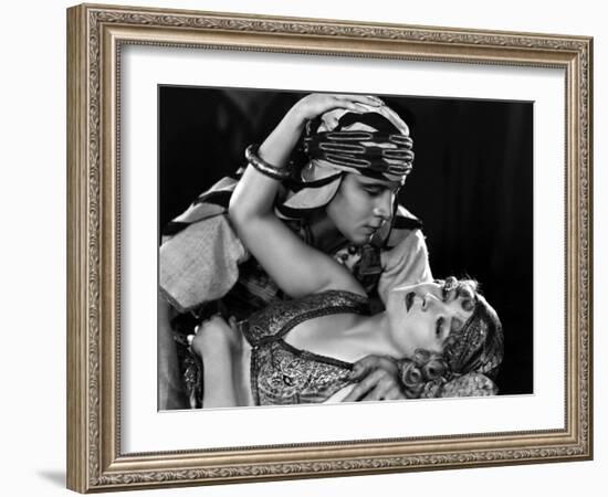 The Son of the Sheik De George Fitzmaurice Avec Vilma Banky, Rudolph Valentino, 1926--Framed Photo