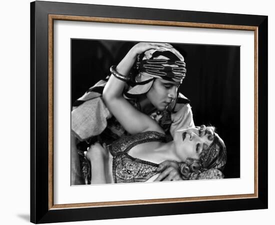 The Son of the Sheik De George Fitzmaurice Avec Vilma Banky, Rudolph Valentino, 1926--Framed Photo