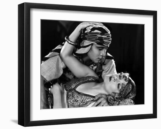 The Son of the Sheik De George Fitzmaurice Avec Vilma Banky, Rudolph Valentino, 1926--Framed Photo