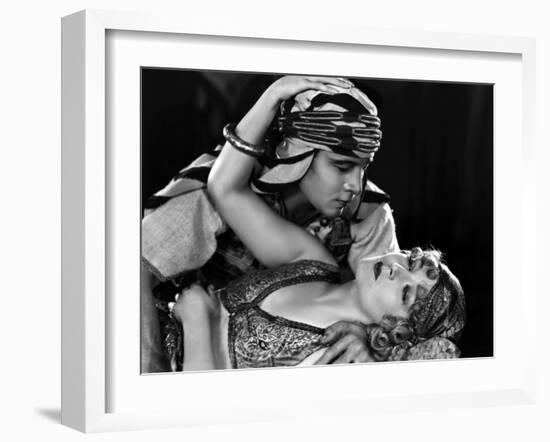 The Son of the Sheik De George Fitzmaurice Avec Vilma Banky, Rudolph Valentino, 1926-null-Framed Photo