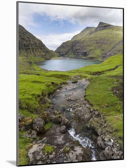 The valley of Saksun. Denmark, Faroe Islands-Martin Zwick-Mounted Photographic Print