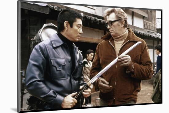 THE YAKUZA by SydneyPollack with Ken Takakura and Robert Mitchum, 1974 (photo)-null-Mounted Photo