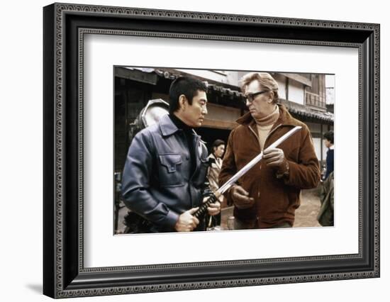 THE YAKUZA by SydneyPollack with Ken Takakura and Robert Mitchum, 1974 (photo)-null-Framed Photo