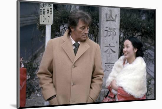 THE YAKUZA by SydneyPollack with Robert Mitchum and Kishi Keiko, 1974 (photo)-null-Mounted Photo