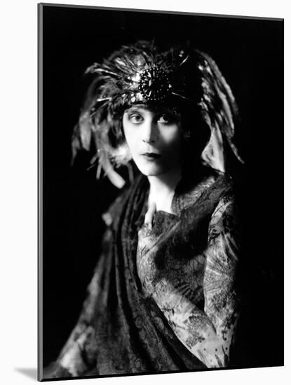 Theda Bara in the Broadway Show the Blue Flame, 1920-null-Mounted Photo