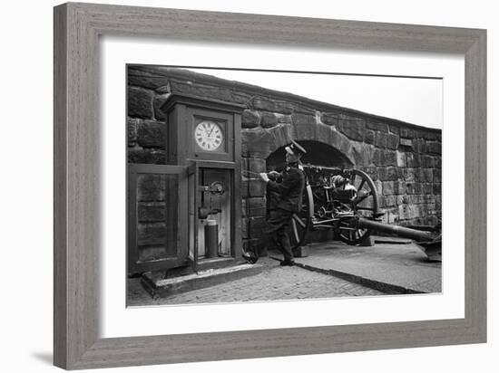 Time Gun at Edinburgh Castle 1945-George Greenwell-Framed Photographic Print