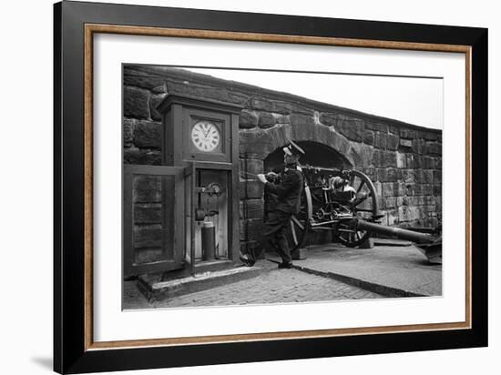 Time Gun at Edinburgh Castle 1945-George Greenwell-Framed Photographic Print