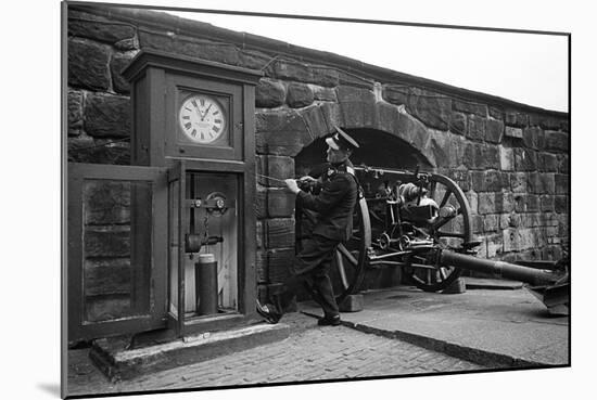 Time Gun at Edinburgh Castle 1945-George Greenwell-Mounted Photographic Print