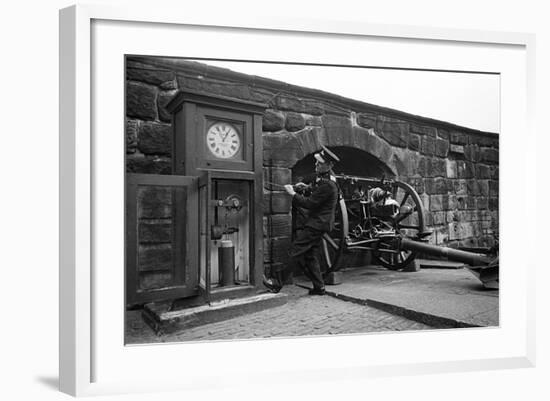 Time Gun at Edinburgh Castle 1945-George Greenwell-Framed Photographic Print