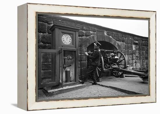 Time Gun at Edinburgh Castle 1945-George Greenwell-Framed Premier Image Canvas