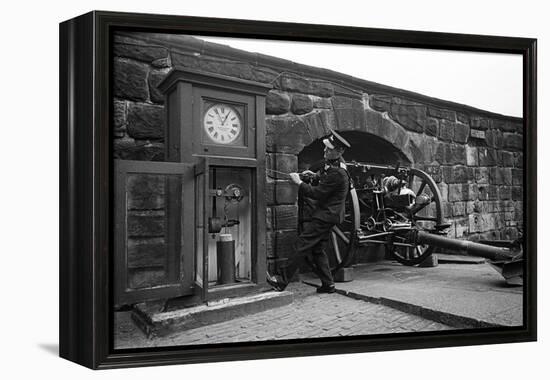 Time Gun at Edinburgh Castle 1945-George Greenwell-Framed Premier Image Canvas