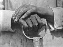 Hands of a Construction Worker, Mexico, 1926-Tina Modotti-Photographic Print