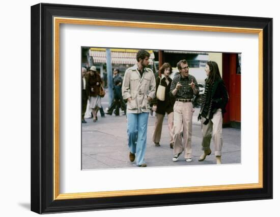 Tony Roberts, Woody Allen and Diane Keaton. ANNIE HALL, 1977 directed by Woody Allen (photo)-null-Framed Photo