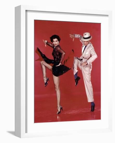 Tous en Scene THE BAND WAGON by VincenteMinnelli with Cyd Charisse and Fred Astaire, 1953 (photo)-null-Framed Photo