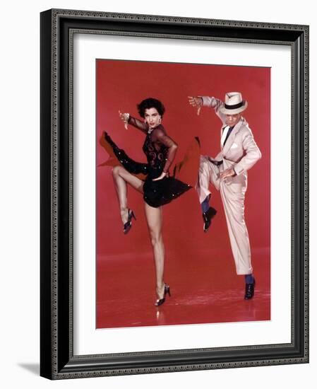 Tous en Scene THE BAND WAGON by VincenteMinnelli with Cyd Charisse and Fred Astaire, 1953 (photo)-null-Framed Photo