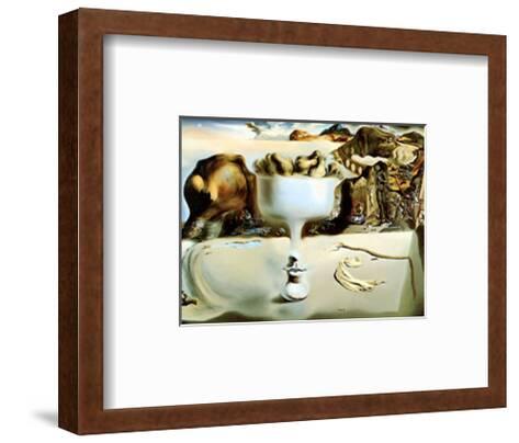 Apparition of face and fruit dish on a beach essay 03 image