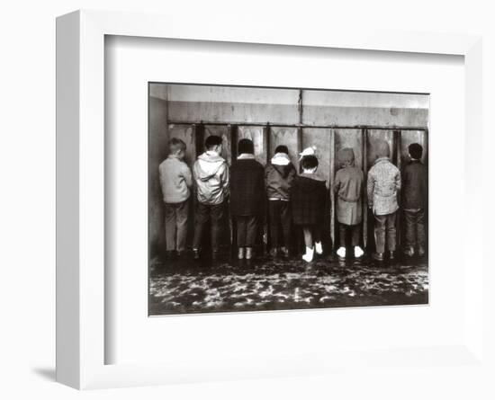 Pipi Pigeon-Robert Doisneau-Framed Art Print