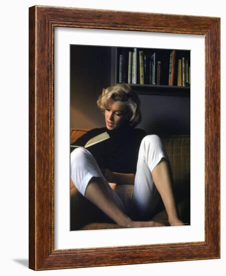 Marilyn Monroe Reading at Home-Alfred Eisenstaedt-Framed Premium Photographic Print