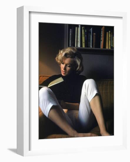 Marilyn Monroe Reading at Home-Alfred Eisenstaedt-Framed Premium Photographic Print