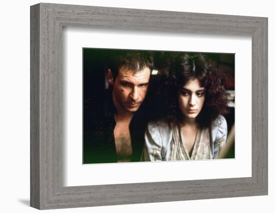 BLADE RUNNER, 1981 directed by RIDLEY SCOTT Harrison Ford / Sean Young (photo)-null-Framed Photo