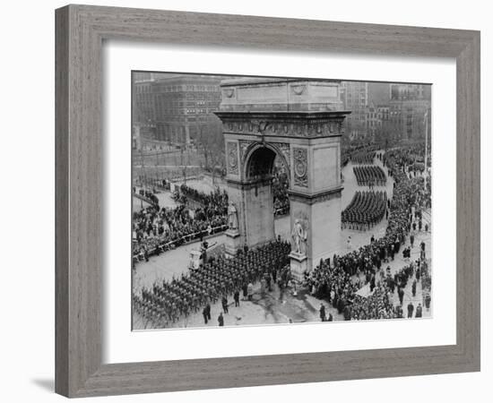 U.S. Army Soldiers March Through Washington Square Arch in New York City-null-Framed Photo
