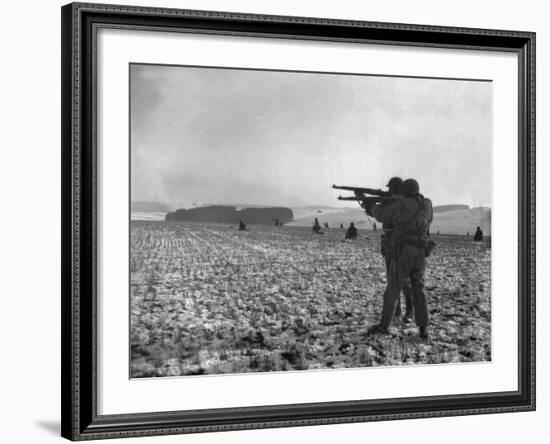 U.S. Soldiers Fire at Germans Positions to Relieve Besieged Airborne Troops in Bastogne-null-Framed Photo