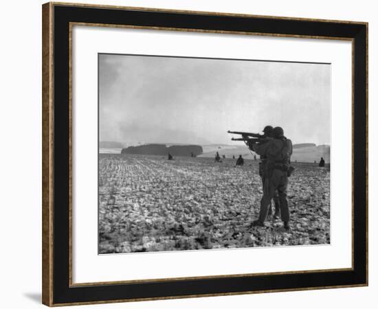 U.S. Soldiers Fire at Germans Positions to Relieve Besieged Airborne Troops in Bastogne-null-Framed Photo