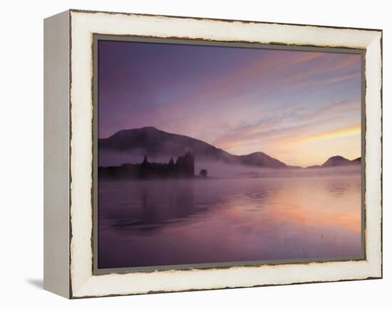 UK, Scotland, Strathclyde, Loch Awe, Kilchurn Castle-Steve Vidler-Framed Premier Image Canvas