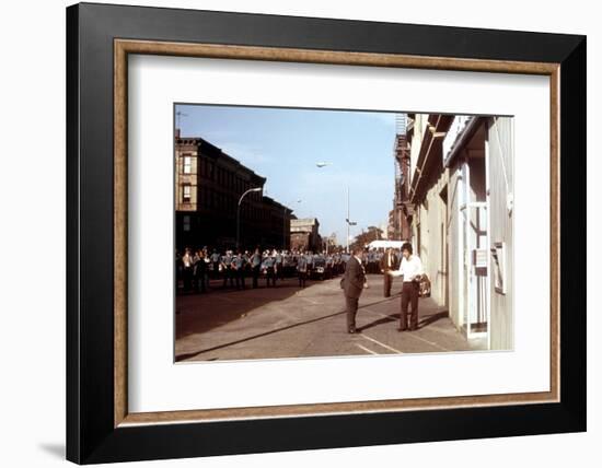 Un apres-midi by chien (DOG DAY AFTERNOON) by SidneyLumet avec, Charles Durning, Al Pacino, 1975 (p-null-Framed Photo