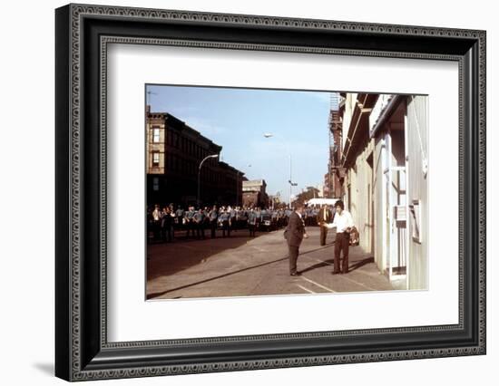 Un apres-midi by chien (DOG DAY AFTERNOON) by SidneyLumet avec, Charles Durning, Al Pacino, 1975 (p-null-Framed Photo