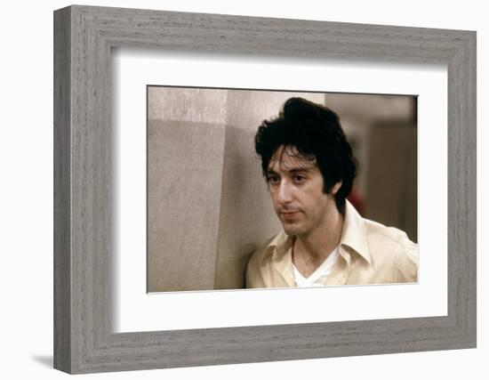 Un apres-midi by chien (DOG DAY AFTERNOON) by SidneyLumet with Al Pacino, 1975 (photo)-null-Framed Photo